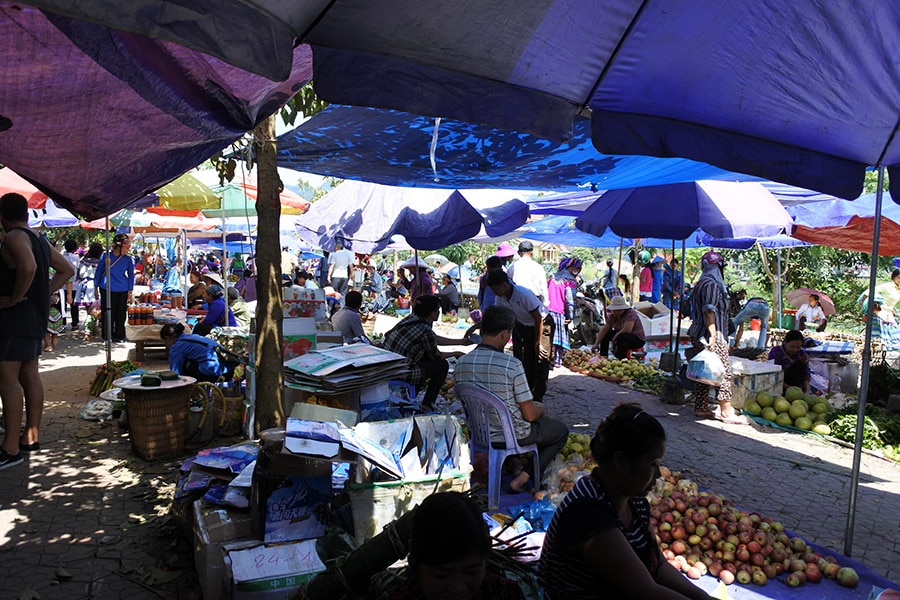 地元の人はもちろん、観光客も集まるバックハー市場。8時半～9時頃から始まり、14時頃まで賑わいは続く。