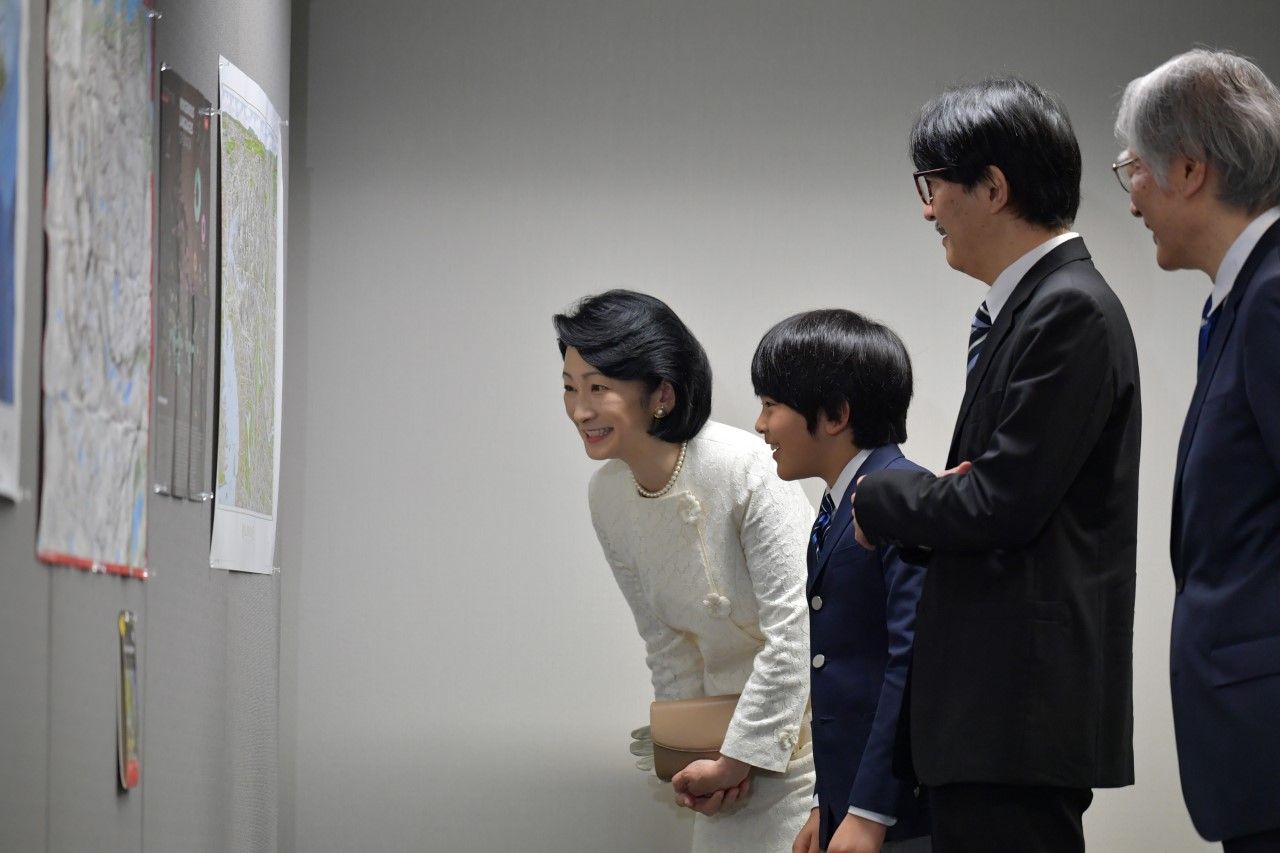 第29回国際地図学会議の開会式に臨席された秋篠宮ご夫妻と、展示物を見学される悠仁さま　©JMPA