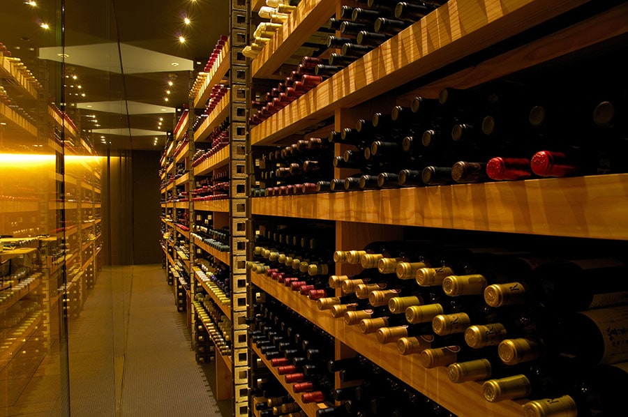 メインダイニング「OTTO SETTE（オットセッテ）」のワインセラーには、常時約2,000本のワインが。メインはもちろん、山梨県、長野県のワイナリーのもの。