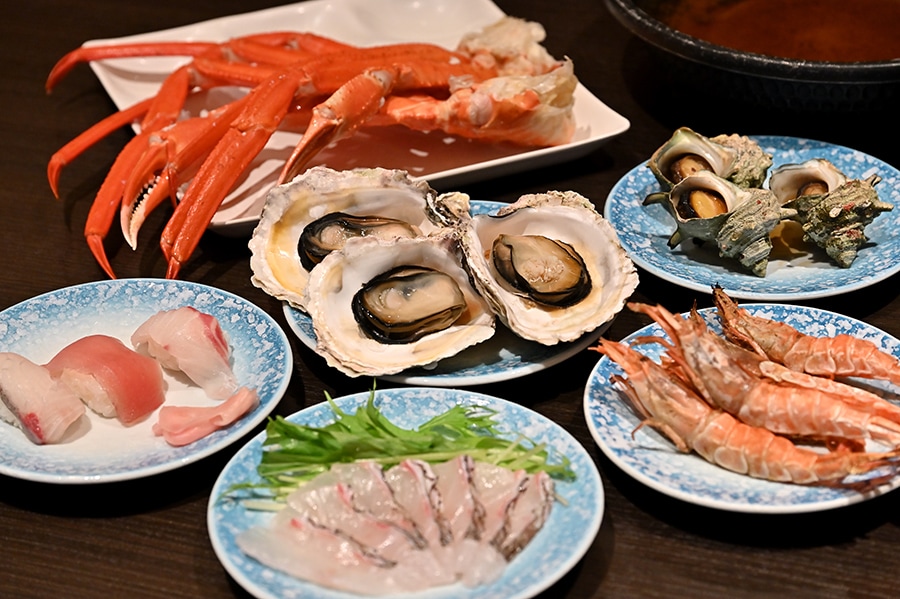 岩牡蠣や紅蟹のほか、サザエの壺焼きや寿司など海の幸が満載。