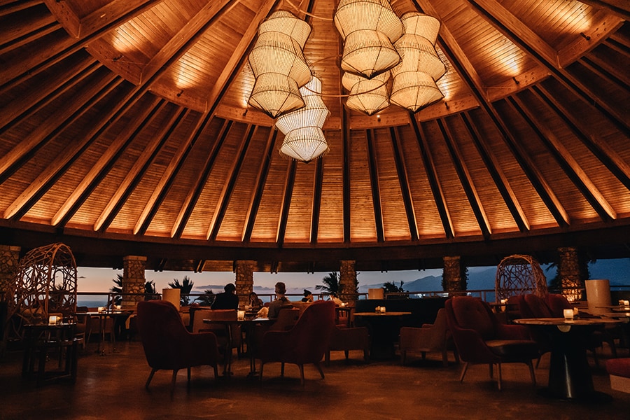 このホテルならではの絶景を堪能することができる「ザ・バードケージ・バー」。対岸にはカホオラウェ島が迫る。
