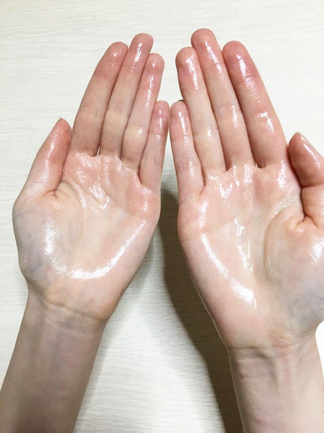 手のひらに化粧水をなじませておく。