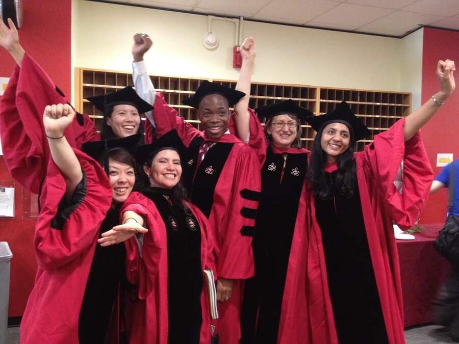 2012年ハーバード公衆衛生大学院博士課程卒業時、同級生と喜びを分かち合う小野さん(左下)