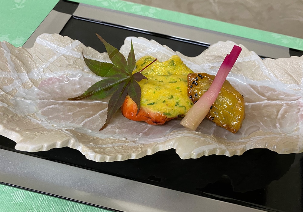 東京・麻布十番で「KAFUKA TOKYO」を主宰する、山梨県出身の宮下大輔シェフによる「富士の介 香味焼き」。酒や醤油などで下味をつけた富士の介の切り身に、手作りマヨネーズ状の黄身ソースをのせてオーブンで焼いたものですが、富士の介の甘みと黄身ソースのまろやかな旨みが相まって、冷めても美味しい！(「旅館きこり」のメニューではありません)。