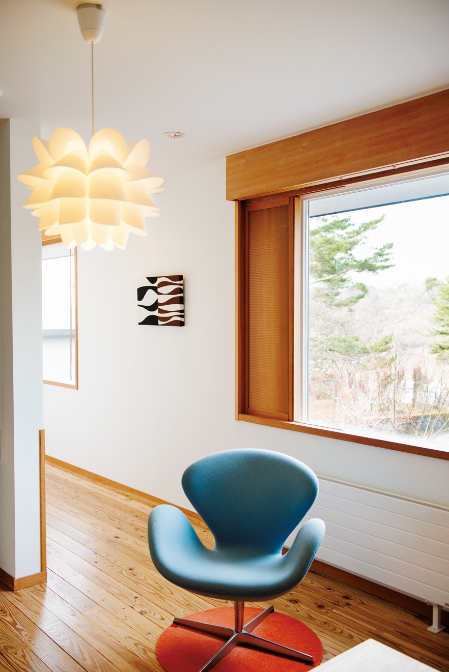 【ホテリ・アアルト】山を望む「208」号室では、個性的なランプやチェアがお出迎え。 photo: Akemi Kurosaka