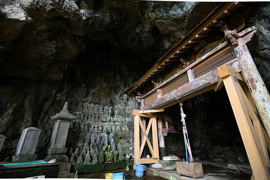 観音堂がある石窟。奥行きは不明ですが、伝説では外海府の霊場「岩谷口洞窟」につながっているといわれています。