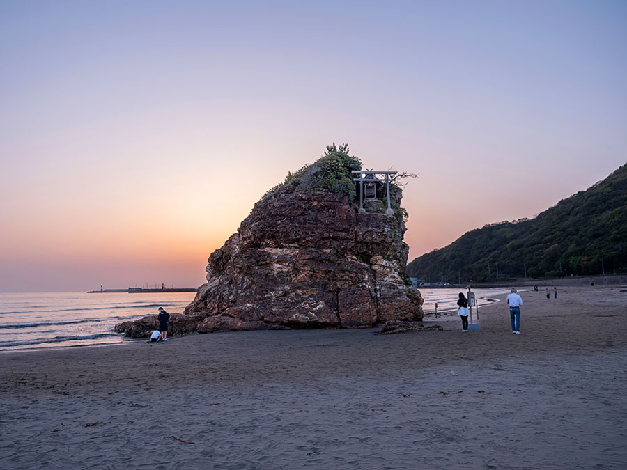 海辺には弁天島が鎮座し、夕日を眺める絶景スポットでもある。