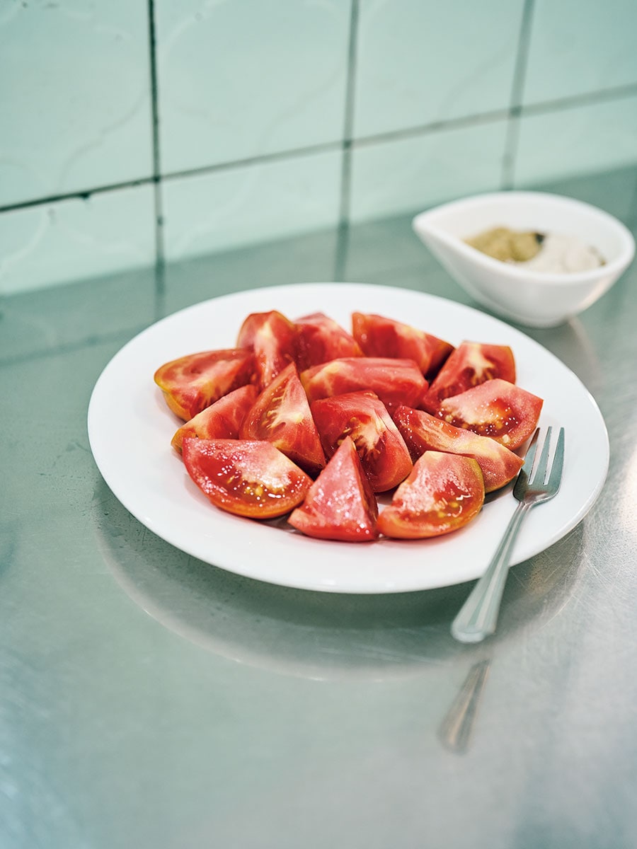 台湾ではトマトは野菜でなくフルーツ。よく冷えたトマトに、ショウガと甘草入りの甘い特製タレを絡めれば、優しく懐かしい味わいに。特製番茄盤 60元。