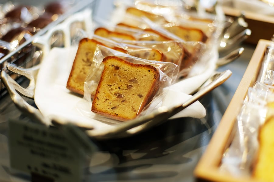 パウンドケーキをはじめ焼き菓子も充実。写真はケーク オ マロン 各300円。