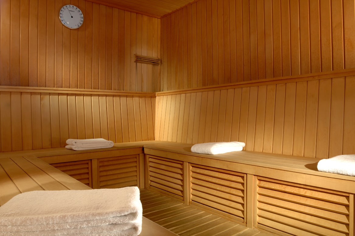 トレーニングルームは6:00～21:00、サウナ・大浴場は8:00～22:00（最終入場21:30）に利用できます。