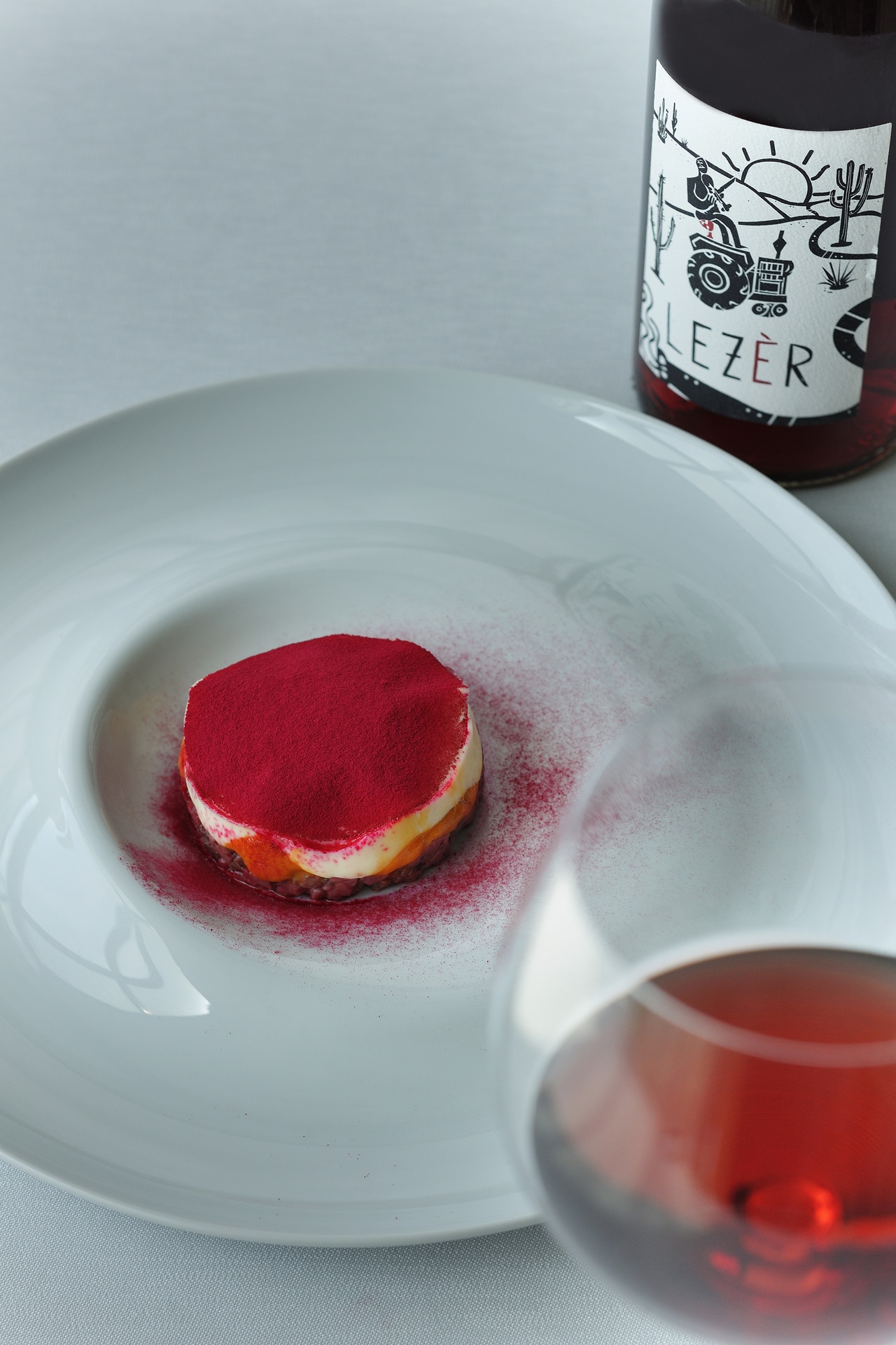 アルコールペアリングの一例。鹿肉の旨味にウニやソースを重ねた「鹿肉のトンナータ」にはイタリアのアルト・アディジェ州の「レゼール2022」を合わせる。ザクロのような果実味と細やかな担任が、鹿肉の濃厚さと調和する。