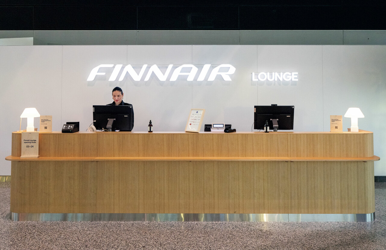 ラウンジのエントランス。出発までの時間をリラックスしながら過ごせる。営業時間は5時〜23時30分／シェンゲン協定加盟国側、５時30分〜24時／非シェゲン側。