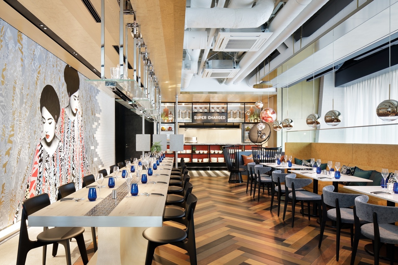 ホテル2階「The WAREHOUSE」は、インダストリアルな雰囲気のカジュアルダイニングでは、30種類以上の野菜が並ぶカラフルなランチのサラダバーが好評。期間限定でフレッシュないちごとのセット「いちごの収穫祭」を開催中。