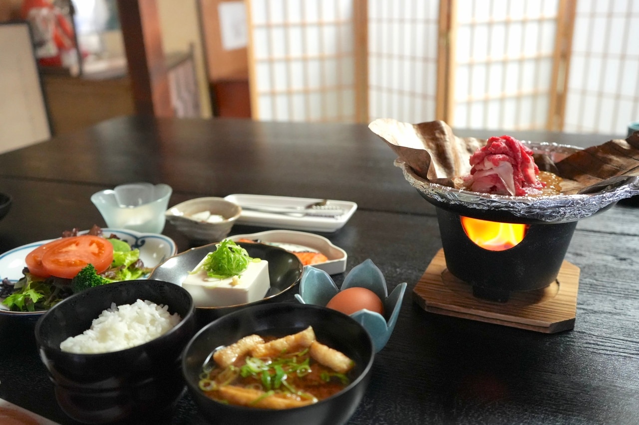 明治の建造物本館和室でいただく千歳楼の朝食。