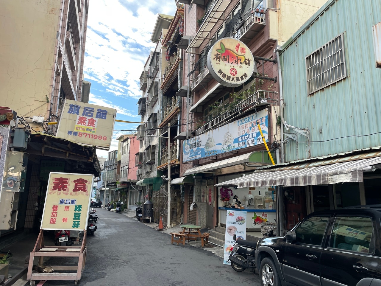 メインストリートから少し外れるので見つけにくいかもしれませんが、船の発着所を出るとすぐ目に入る「旗津天后宮」の脇の路地を入っていきます。