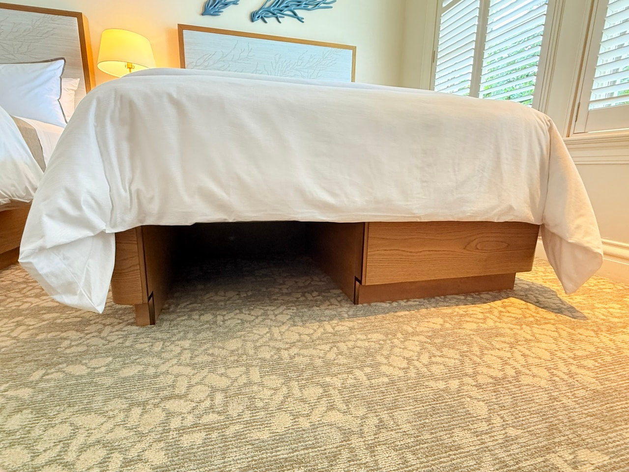 ベッド下にはスーツケースを入れられるスペースも。