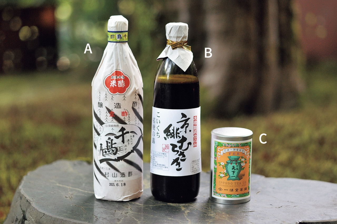 A「京酢加茂千鳥」900mL 745円、B「京緋むらさき 桔梗の露（こいくちしょうゆ）」900mL 1,290円、C「玉露 天下一 小缶箱」90g 10,800円。