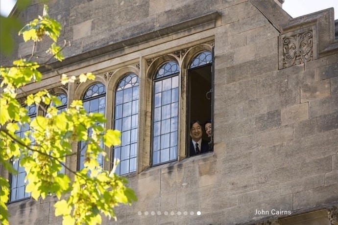 マートン校の寮の窓から顔を出される天皇皇后両陛下　宮内庁インスタグラムより