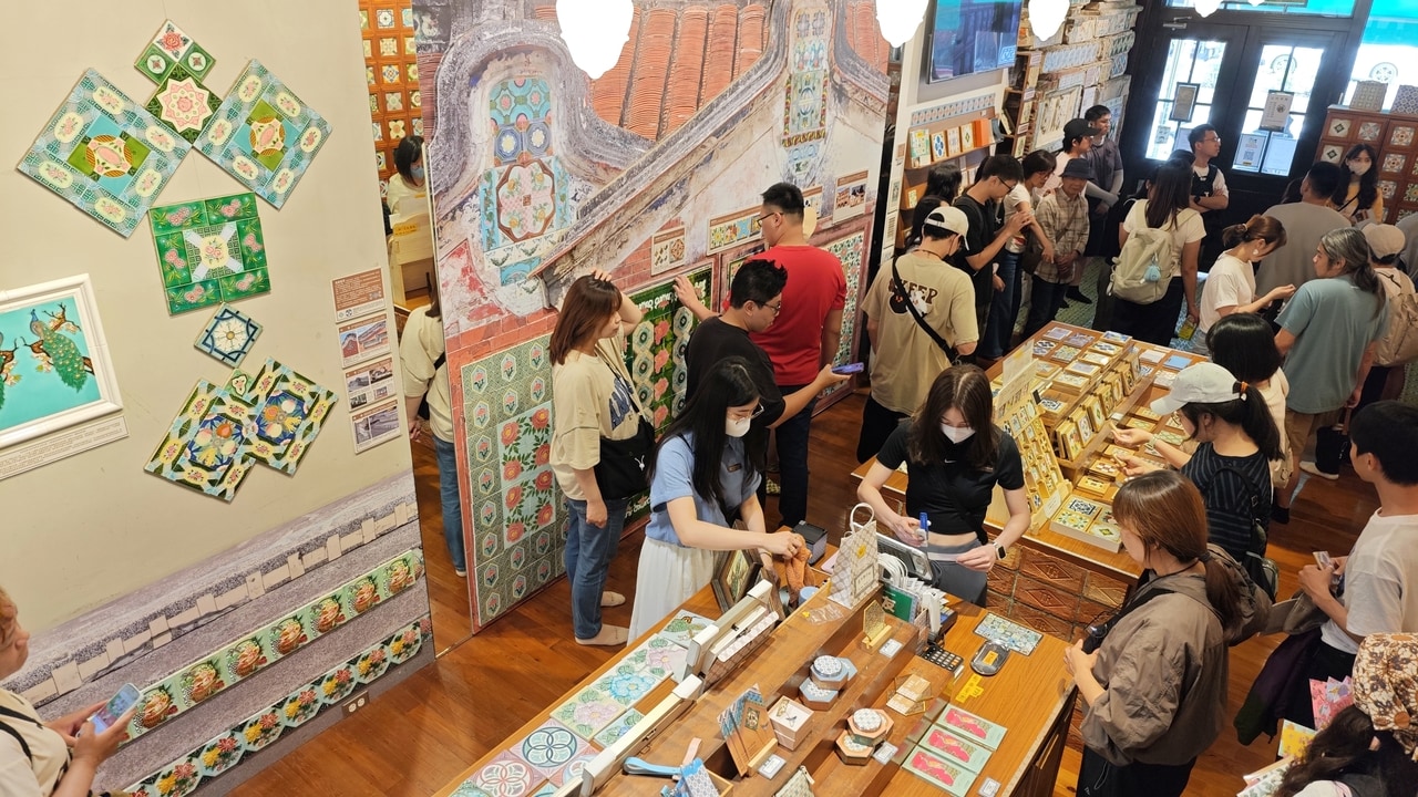 この日は、1階のグッズ売り場も多くの来館者で賑わっていました。