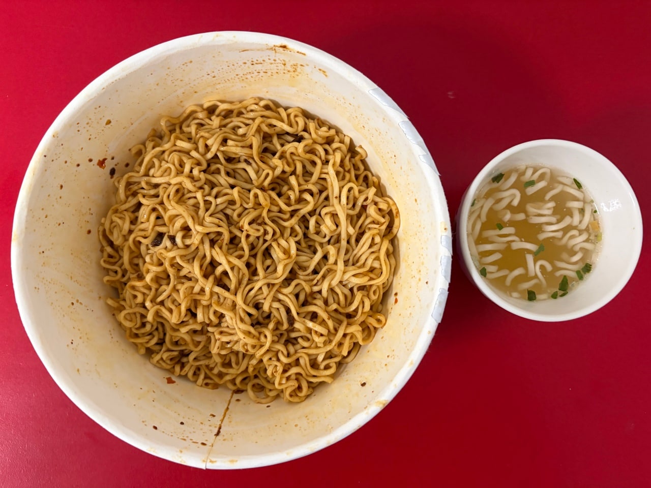 スープは、写真の倍ほどのお湯を加えるとちょうどいいかもしれません。お好みに合わせて調整してください。