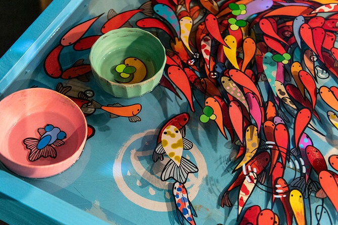 2ページ目)まるで生きているかのよう 金魚絵師・深堀隆介が描く 幻想的