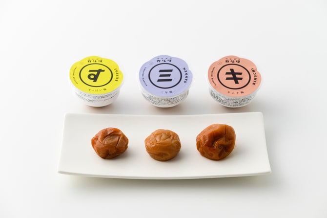 ウメボシカルタ 各400円。左から:すっぱい梅、三年梅、キムチ梅。