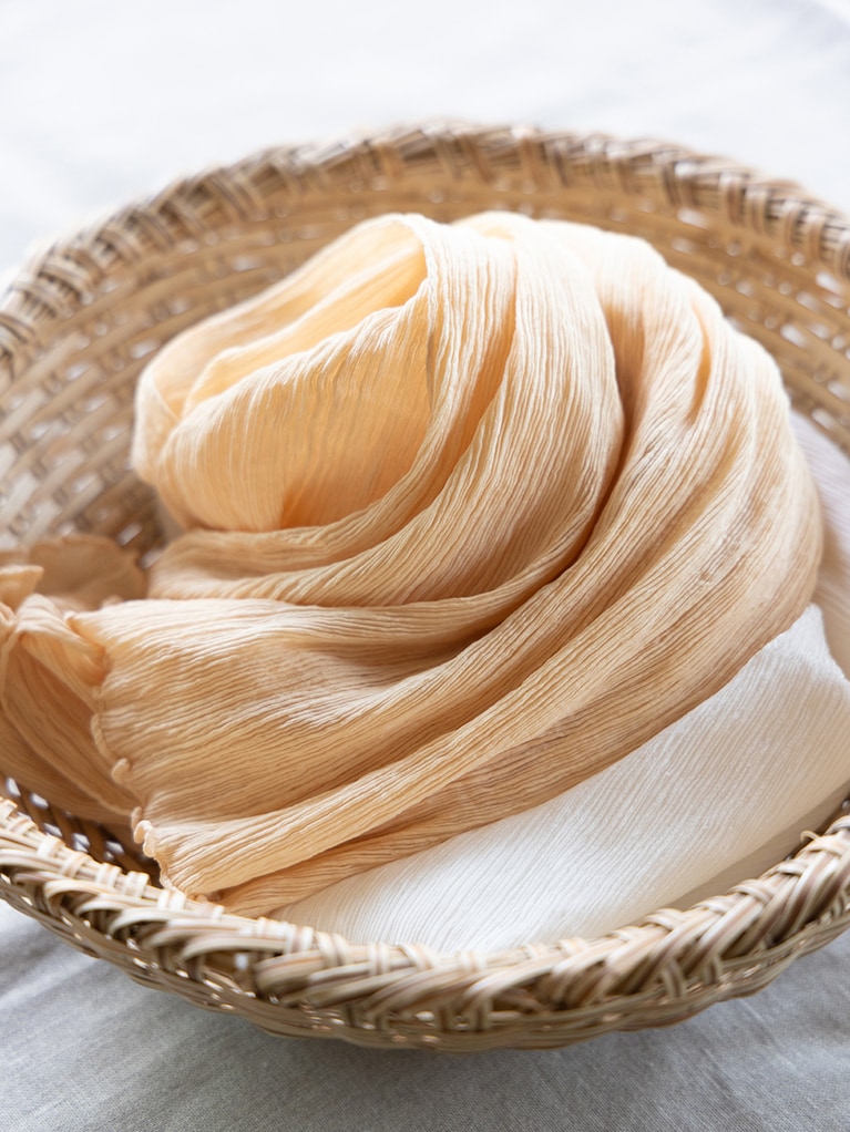 敷地内での月桃の収穫から染色まで2日かけて体験する「月桃染め」。その繊細で美しい仕上がりに誰もが感激。