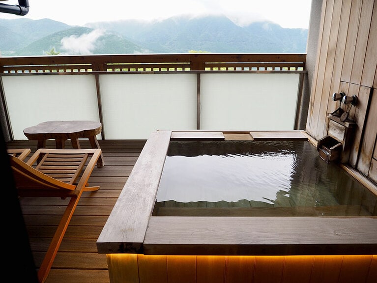 ウッドデッキチェアが置かれた客室の露天風呂。さえぎるもののない自然環境はさすが国立公園内。