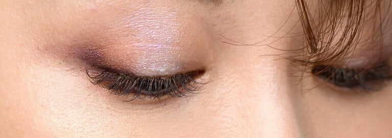 目もとは、オレンジをベースにブルーのニュアンスをプラスし、マニッシュな印象に。