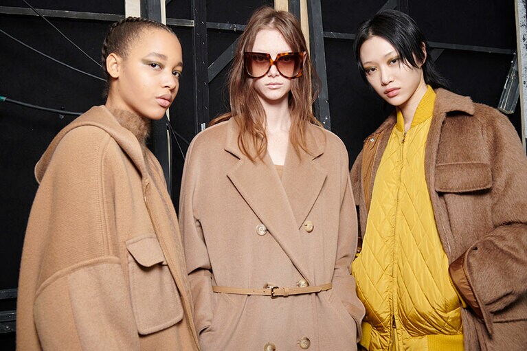 そこにコーディネートしたいのは、腰にゆったりと巻いたキルトや、厚手のソックス、そして頑丈なウォーキングシューズ。