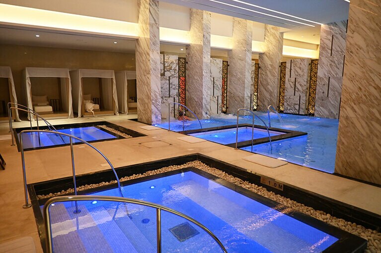 温浴施設が集合したハイドロセラピー施設。色や水流が変化するエクスペリエンスシャワーやアイスルーム、プールにジャクジーなどもあり、ここだけで1日中、楽しめそう。