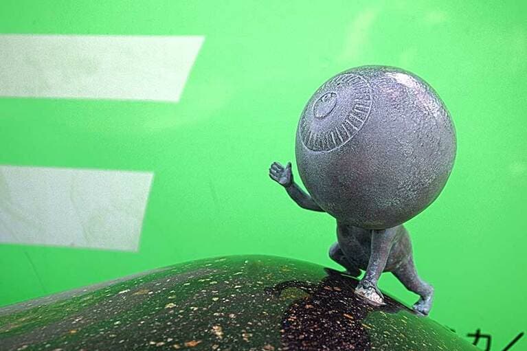 目玉オヤジが迎えてくれる西ノ島のフェリーターミナル。「自分のルーツはここだ」と水木しげるは確信していたそう。