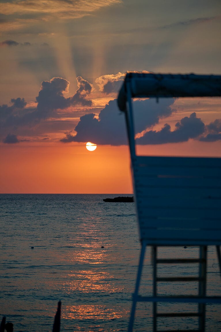 万座ビーチの感動的な夕日。