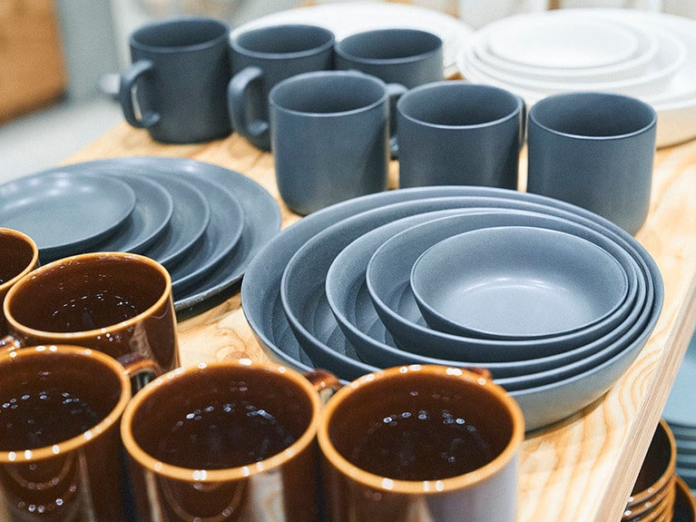 ちょっといいもの③ 食器 各100円～。あとで買い足してもいいように、サイズの規格を統一。