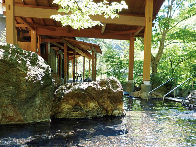 【川古温泉 浜屋旅館】広々とした混浴露天風呂。