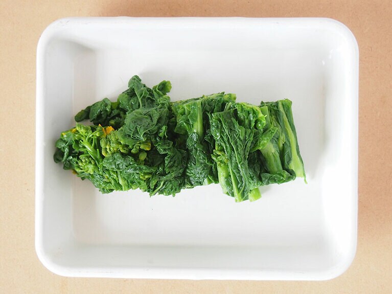 (3) 軸の部分を触って、柔らかくなっていたら取り出します。すぐに冷水で洗って、よく冷まします。水気を絞ったら、4cm長さにカットします。