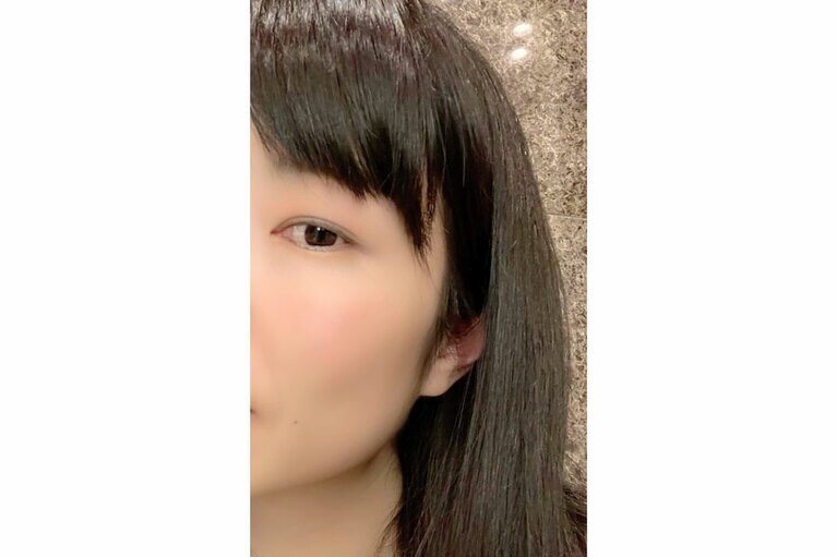 アイシャドウはルナソル アイカラーレーション EX19 Serenity Breath、チークはルナソル カラーリングシアーチークス(グロウ) EX05 Cinnamon Veil。