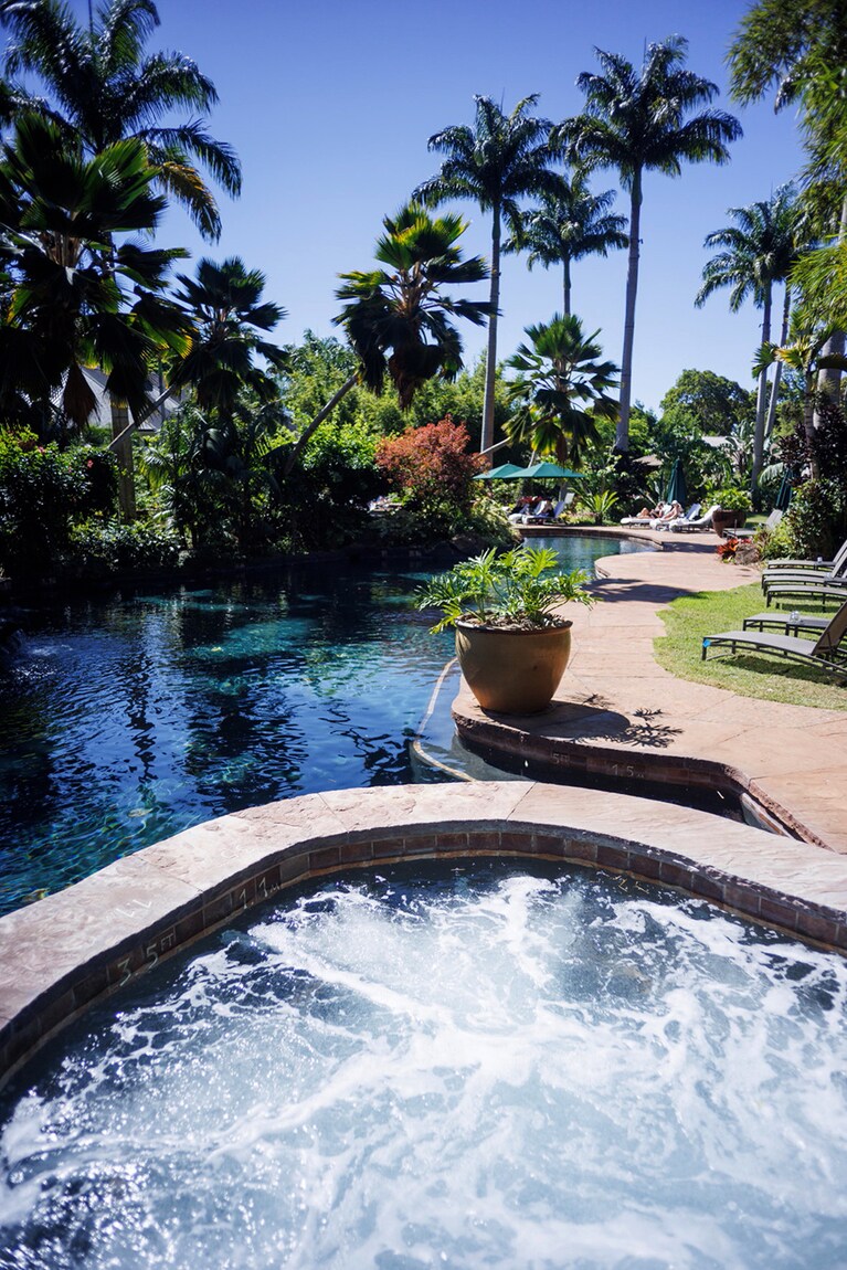 プールはジャグジーが心地よい。