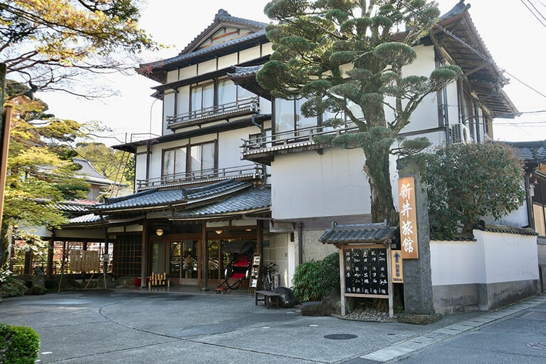 平等院鳳凰堂を模した藤原様式の玄関。16棟のうち15棟が国登録有形文化財に登録。