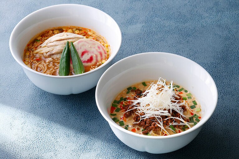 左：「蒸し鶏と夏野菜入り冷やしそば」3,000円（サービス料込）。トップにあるのは、ナルトにも似た「うずまきビーツ」。右：「龍天門の冷やし担々麺」3,200円（サービス料込）。