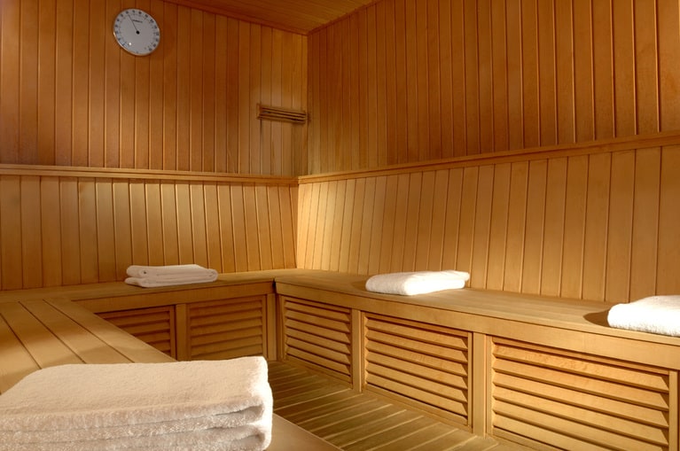 トレーニングルームは6:00～21:00、サウナ・大浴場は8:00～22:00（最終入場21:30）に利用できます。