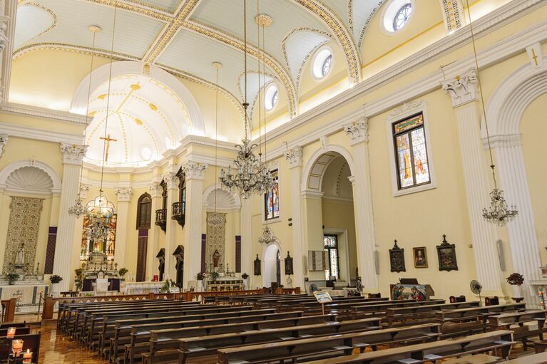 ターコイズブルーの天井とステンドグラスが美しい「聖ローレンス教会」。