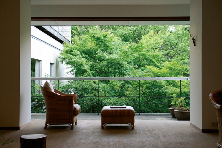 【べにや無何有】図書室の一角。庭の木々を間近に読書タイムを。