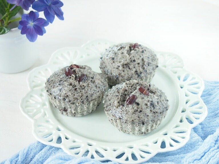 (5) 蒸しあがったら中心に串を刺しましょう。生地がついてこなければ完成です。