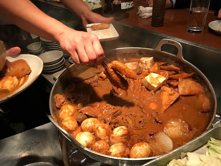 土手なべに近い濃いめの味噌煮込みおでん。そこに串かつをくぐらせると土手串かつとなる。