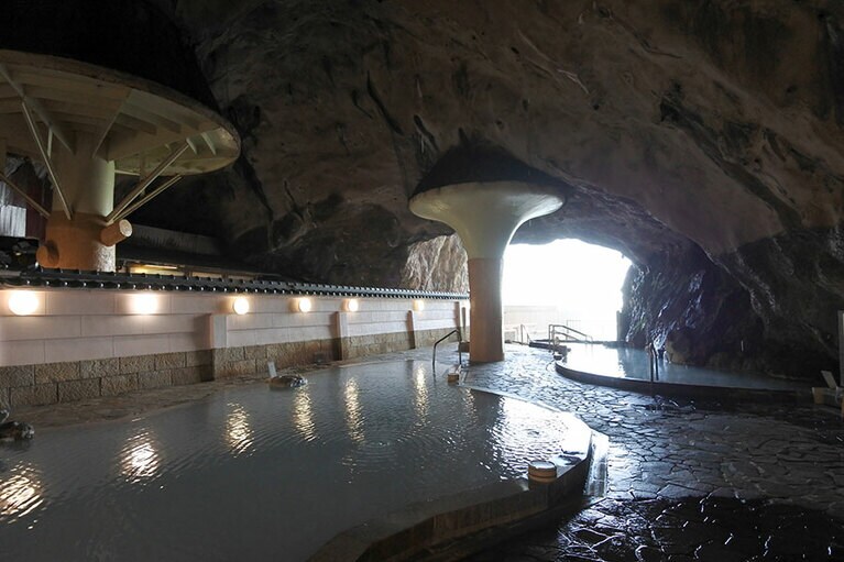 忘帰洞の右側の大浴場。波音がドドーンと響きます。