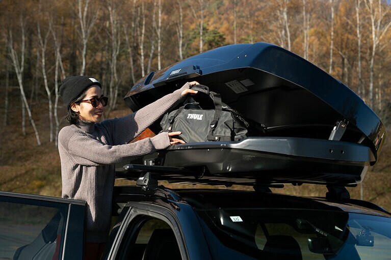 キャリアから荷物を出して出発の準備。THULE（R） Motion XT L 176,000円／スーリー（阿部商会）、ダッフルバッグ40L 21,450円／スーリー（ゼット株式会社）