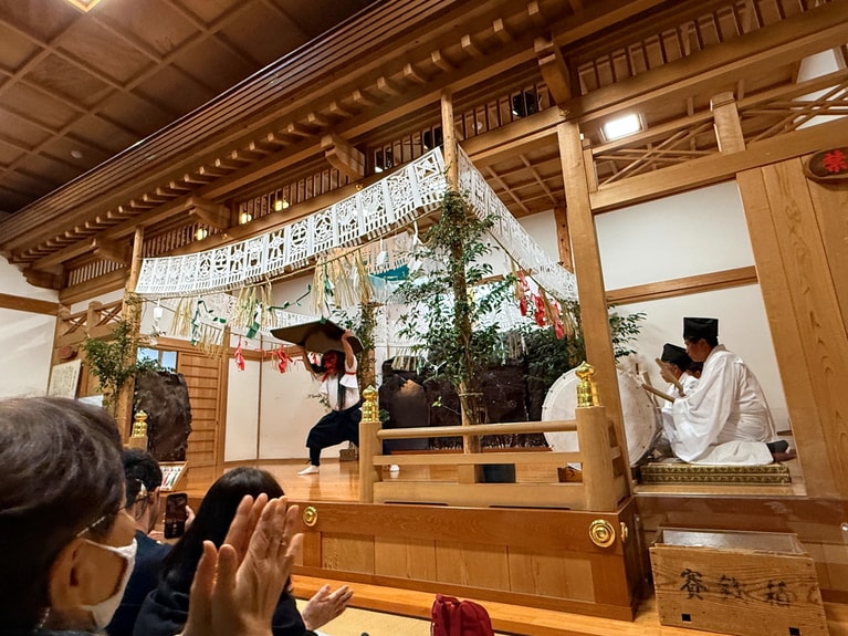 天岩戸を開く勇壮な舞、戸取（ととり）の舞。岩扉を持ち上げると、会場からは拍手が湧く。