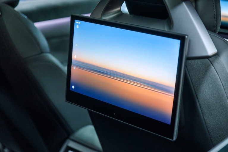 後席に設置された専用ディスプレイ。