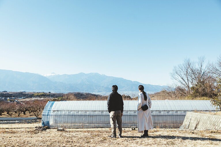 2代目の石原玄太さんとともに。「evam evaでのイベントに出たときに『今からウチ見に来ます？』と、畑とビニールハウスを案内してくれて。それ以来のお付き合いです。畑の相談もしています」